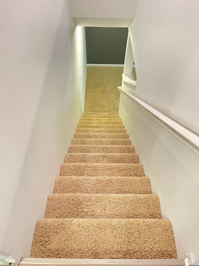 Building Photo - Spacious home in super nice neighborhood in Northwest Omaha