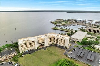 Building Photo - 225 W Seminole Blvd