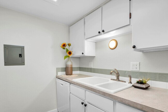 Building Photo - **Move-In Special** Top Floor Condo - Available Now!!