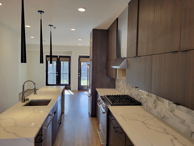 Building Photo - 724 Taylor St NW