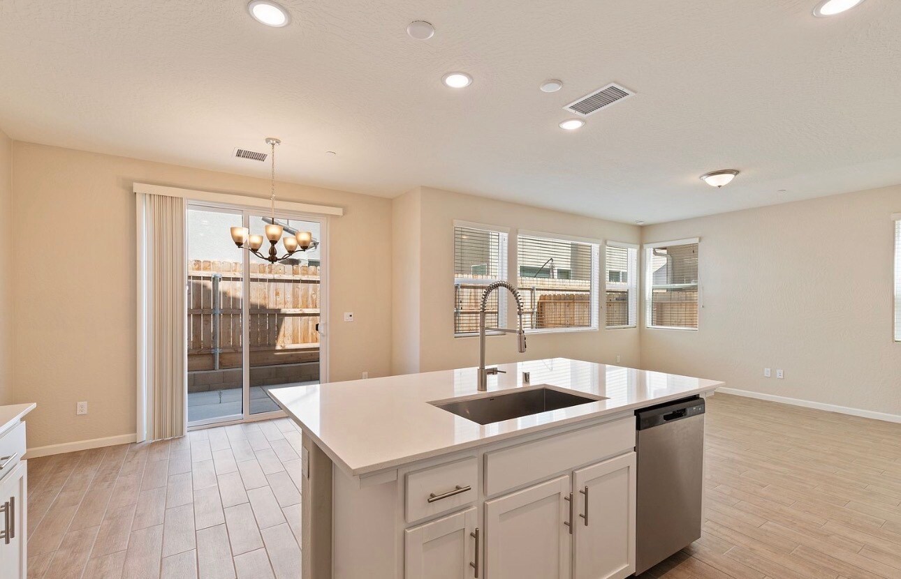 Building Photo - 1109 Royalty Way W