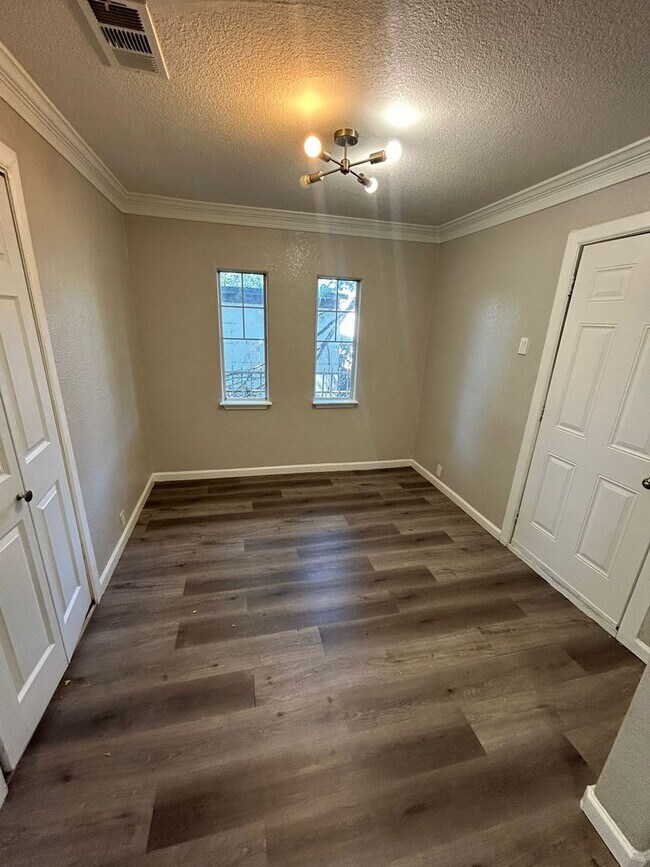 Building Photo - 4915 Heyworth Ave