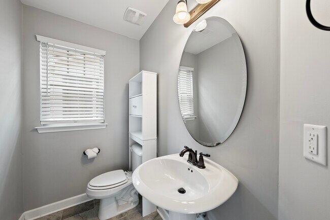 Building Photo - 1004 Crinoline Ln