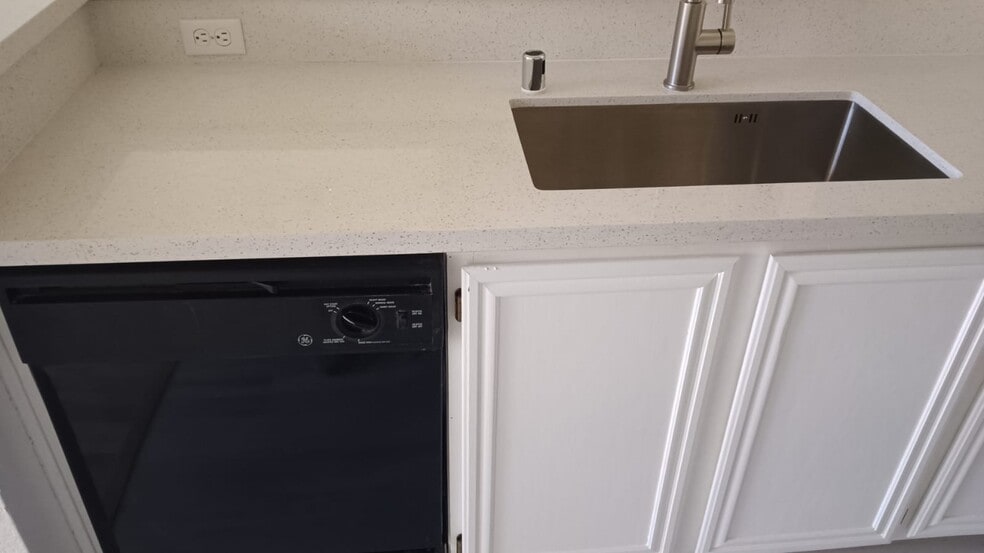 Quartz countertop - 1901 Villa Palms Ct