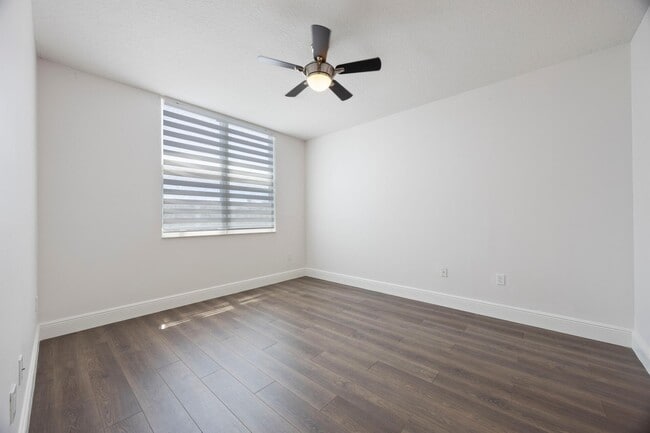 Building Photo - 804 E Windward Way