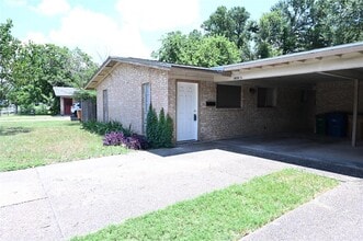 Building Photo - 2303 Western Trails Blvd