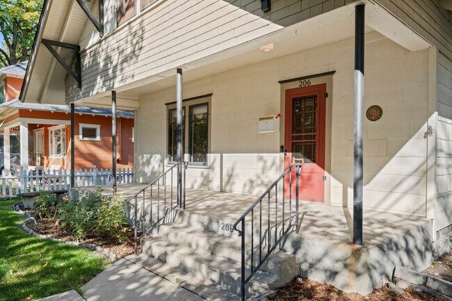 Building Photo - 206 W Waverly Pl