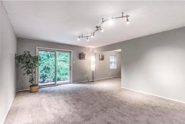 Building Photo - 252 Glandore Dr