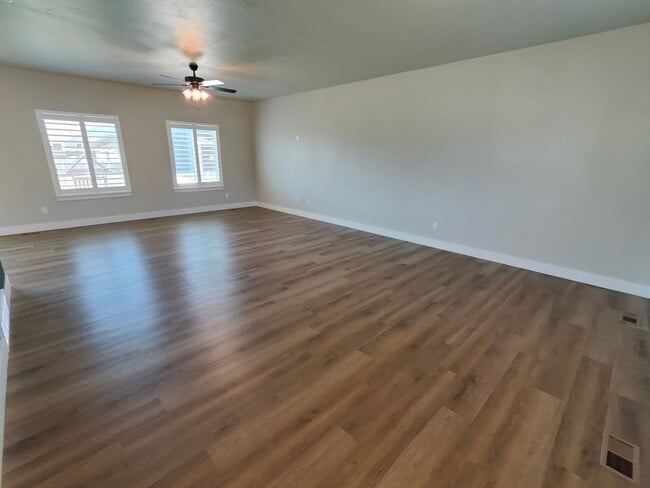Building Photo - Spacious 4 bed/2.5 bath Home!