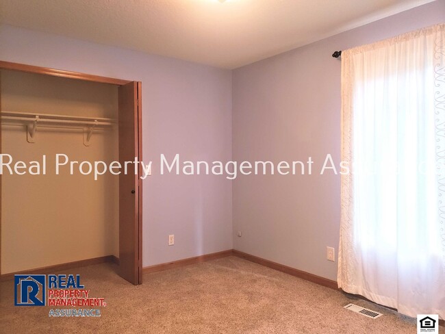 Building Photo - 15590 SW Tanager Dr