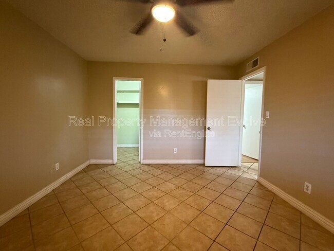 Building Photo - 1637 W Muriel Dr