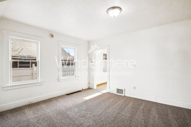 Building Photo - 731 W Knox Ave