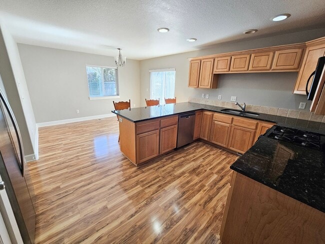 Building Photo - 917 N Cascade Dr