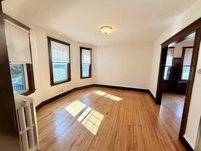 Building Photo - 92 Oak Ave