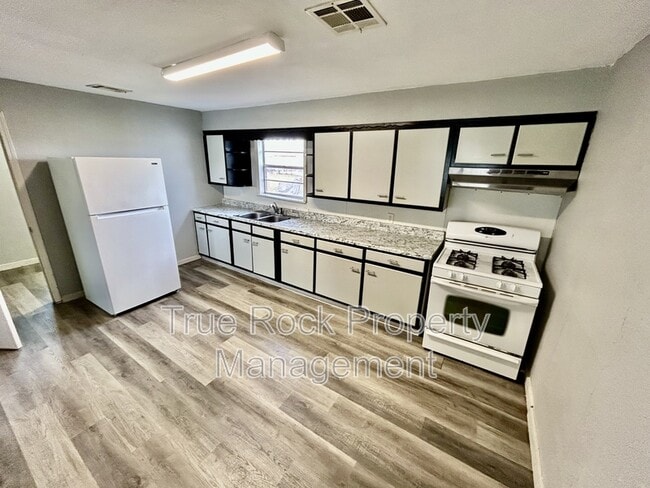 Building Photo - 610 W 1st St