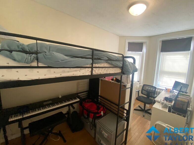 Building Photo - 466 Park Dr