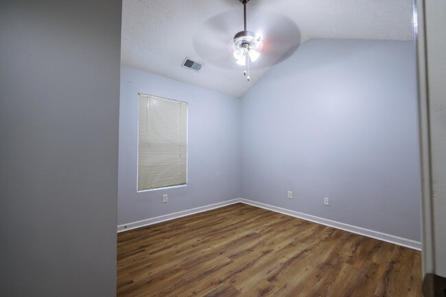 Building Photo - Charming 3 Bed, 2 Bath Home in White House...