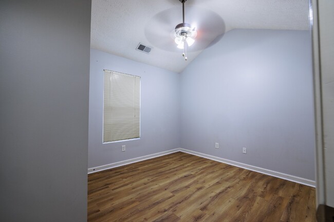 Building Photo - NOW AVAILABLE!!  Quaint 3 Bed, 2 Bath Home...