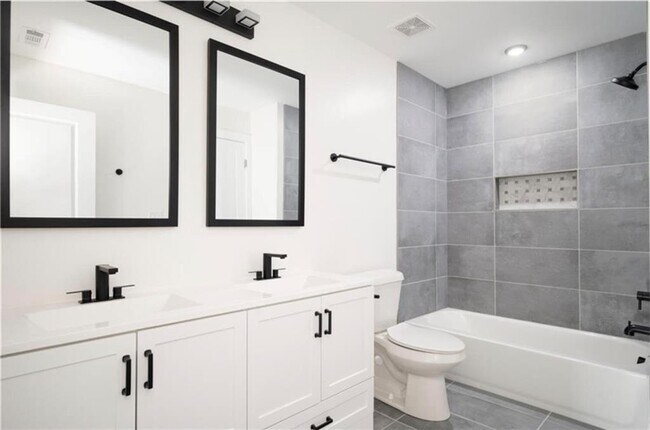 Building Photo - 1427 Graymont Dr SW
