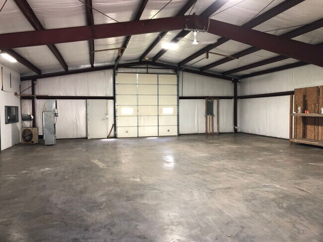 Building Photo - 3 Bedroom 2.5 Bath Home in the country!