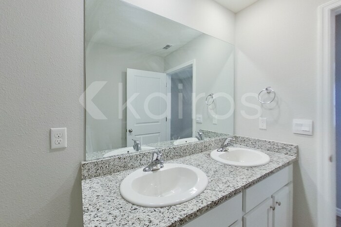 Building Photo - 8677 SW 44th Ct