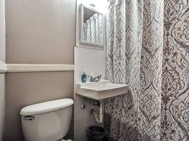 Building Photo - 1207 W 45th St