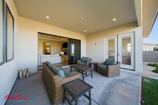 Building Photo - 4 Bedroom Home with Gorgeous Views