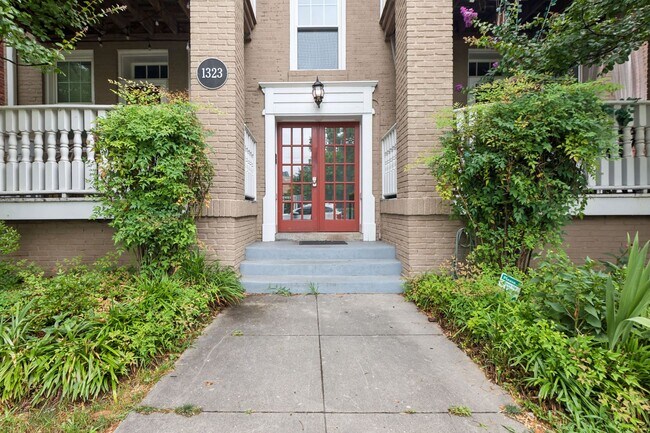 Building Photo - Beautiful Ghent Condo for Rent !