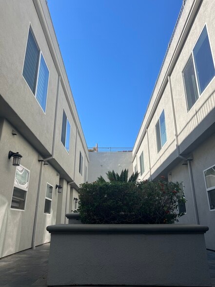 Building Photo - 12010 Magnolia Blvd
