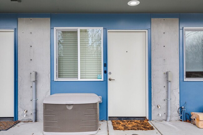 Building Photo - 3843 20th Ave SW