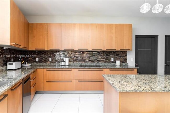 Building Photo - 15901 Collins Ave