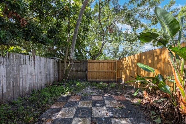 Building Photo - Renovated Town Home 2 bedroom 1.5 bath ** ...