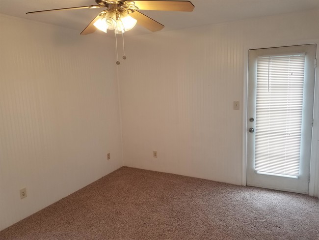 Building Photo - 1424 Deerpond Ln
