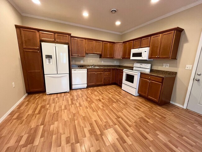 Building Photo - 2 Bedroom Townhome In Lennox, SD!!