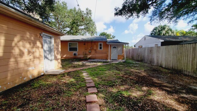 Building Photo - Coming Soon! 2 Bedroom, 1 Bathroom Home fo...