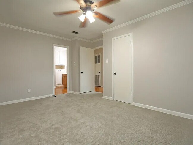 Building Photo - 3 bedroom 2 bathroom