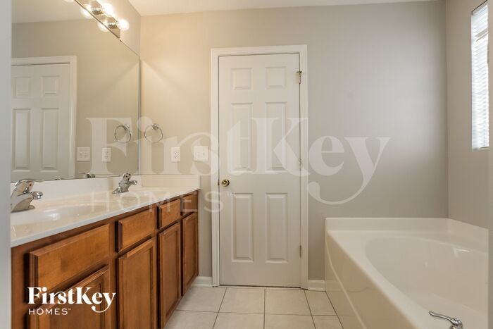 Building Photo - 11618 Village Pond Dr