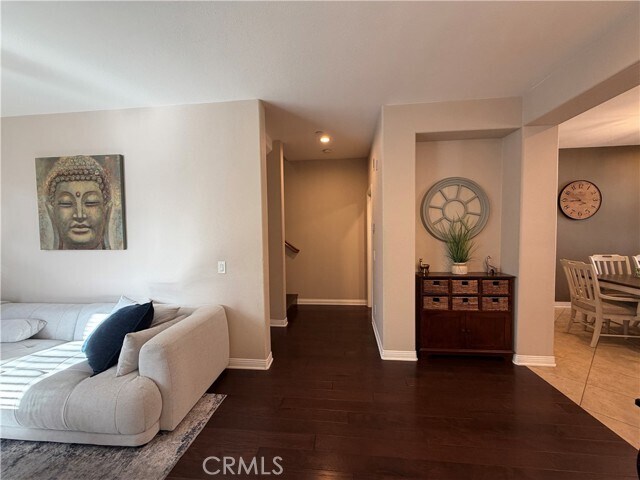 Building Photo - 615 W 1st St