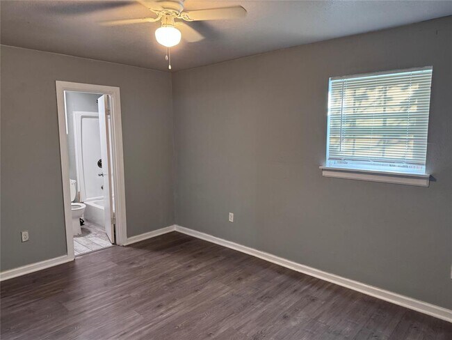 Building Photo - 901 Parmer Ave