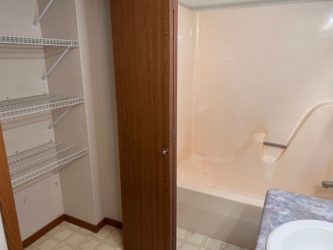 Building Photo - 4 Bed 2 bath near Riverside Drive