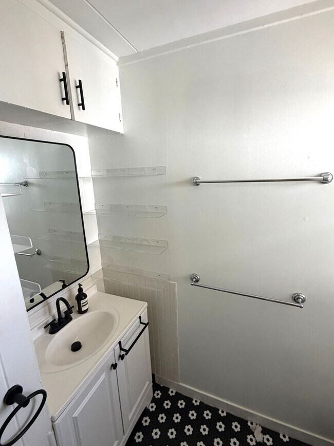 Building Photo - Charming 2BR Cottage Minutes from Kaimuki – Bright Home with Updated Kitchen