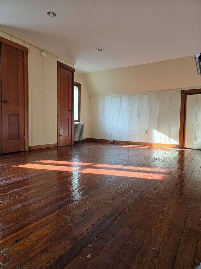 Building Photo - 4 Bedroom