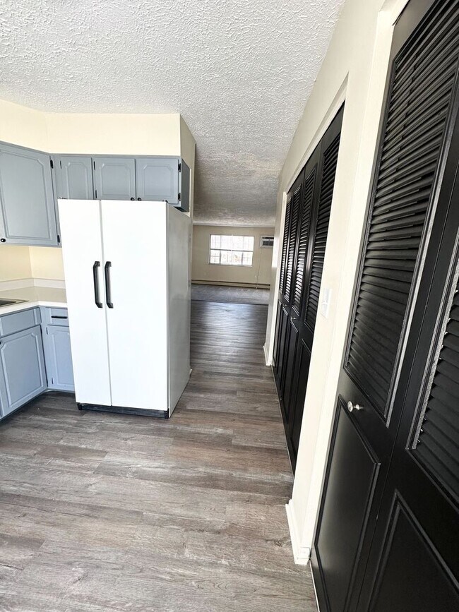 Building Photo - 2 Bedroom and 1.5 Bathroom Apartment in Be...