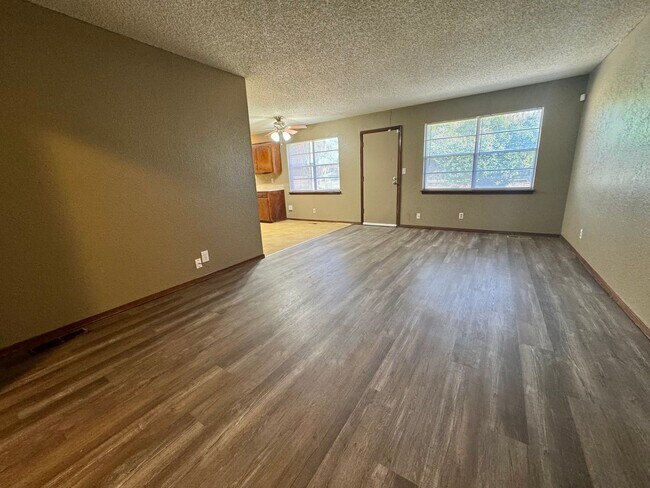Building Photo - Adorable 3 bedroom 1.5 bathroom located in Tulsa Ok