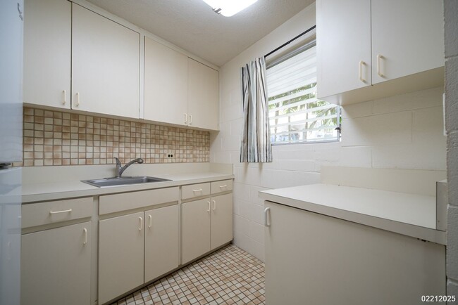 Building Photo - $1,790/ 1 BED / 1 BATH/ 1 PARKING IN MAKIKI