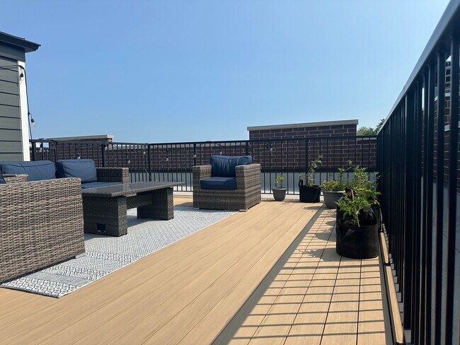 Building Photo - Pet Friendly 3 Bed 2 Bath Condo Quality in...