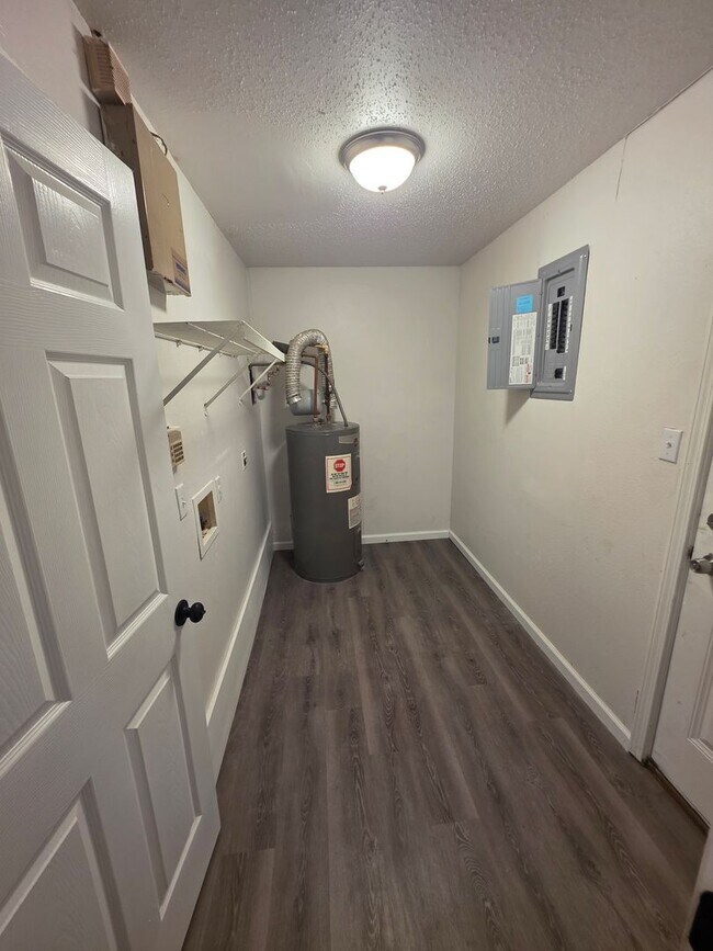 Building Photo - Cute and Cozy 4 bed 1 bath home