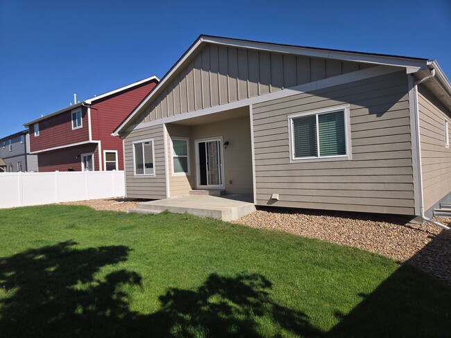 Building Photo - Ranch home with main floor master, 4 bed 3...