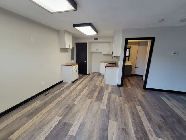 Building Photo - Newly renovated 2 Bed 1 Bath, PETS WELCOME...