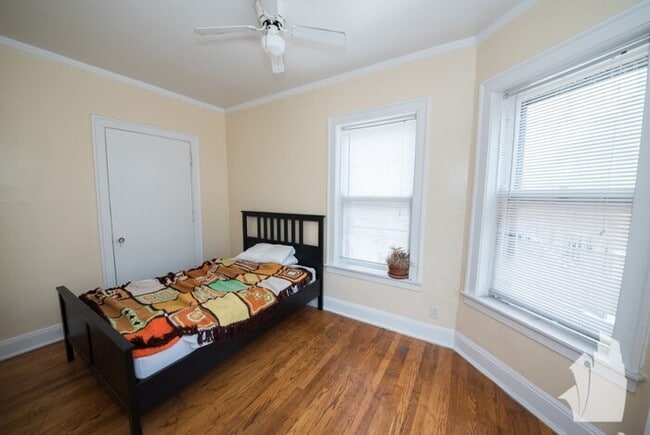 Building Photo - 1154 W Lunt Ave